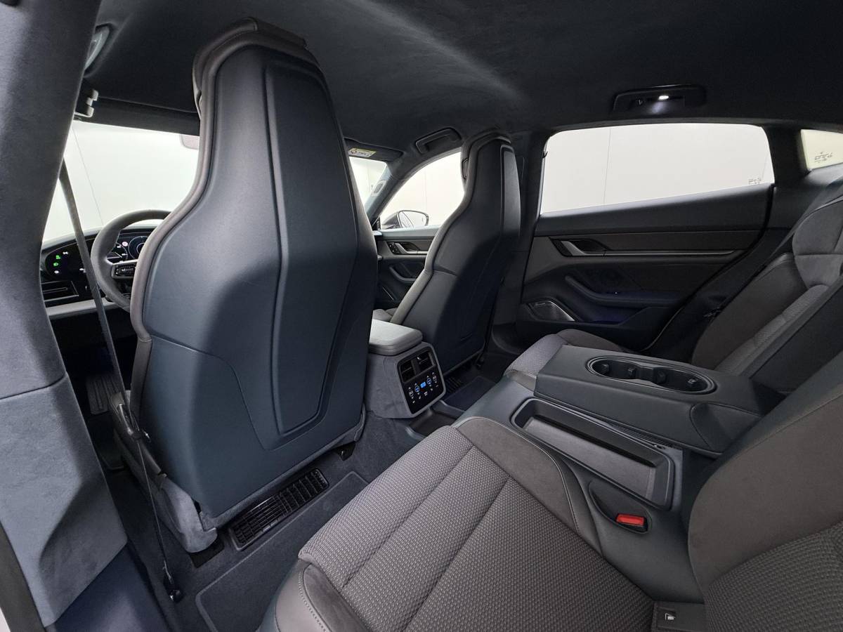 Porsche Taycan Porsche Taycan Turbo 93 kWh SOH 91% | SPORT CHRONO | HEAD-UP | CARBON PAKKET | ALCANTARA STOELEN + HEMEL | DUAL SCHERM | PSCB KERAMISCH GECOATE REMMEN | BURMESTER PREMIUM AUDIO | STOELVERWARMING + STUURWIELVERWARMING | STOELVENTILATIE | MEMORY SEATS | PORSCHE DEALER ONDERHOUDEN | 360° CAMERA | VERKEERT IN NIEUWSTAAT | ALL-IN PRIJS | 12 MAANDEN BOVAG GARANTIE