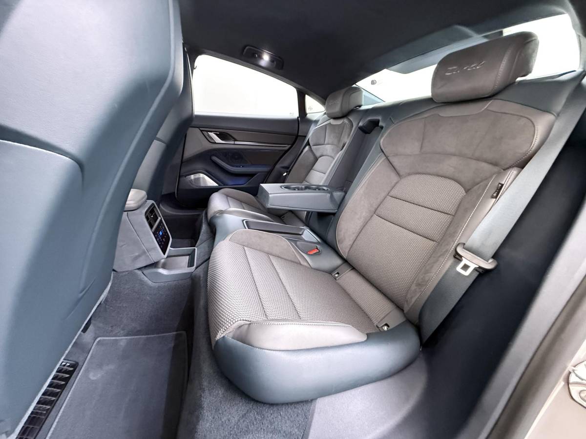 Porsche Taycan Porsche Taycan Turbo 93 kWh SOH 91% | SPORT CHRONO | HEAD-UP | CARBON PAKKET | ALCANTARA STOELEN + HEMEL | DUAL SCHERM | PSCB KERAMISCH GECOATE REMMEN | BURMESTER PREMIUM AUDIO | STOELVERWARMING + STUURWIELVERWARMING | STOELVENTILATIE | MEMORY SEATS | PORSCHE DEALER ONDERHOUDEN | 360° CAMERA | VERKEERT IN NIEUWSTAAT | ALL-IN PRIJS | 12 MAANDEN BOVAG GARANTIE