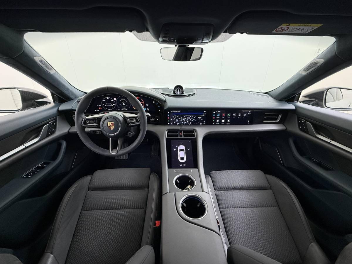 Porsche Taycan Porsche Taycan Turbo 93 kWh SOH 91% | SPORT CHRONO | HEAD-UP | CARBON PAKKET | ALCANTARA STOELEN + HEMEL | DUAL SCHERM | PSCB KERAMISCH GECOATE REMMEN | BURMESTER PREMIUM AUDIO | STOELVERWARMING + STUURWIELVERWARMING | STOELVENTILATIE | MEMORY SEATS | PORSCHE DEALER ONDERHOUDEN | 360° CAMERA | VERKEERT IN NIEUWSTAAT | ALL-IN PRIJS | 12 MAANDEN BOVAG GARANTIE