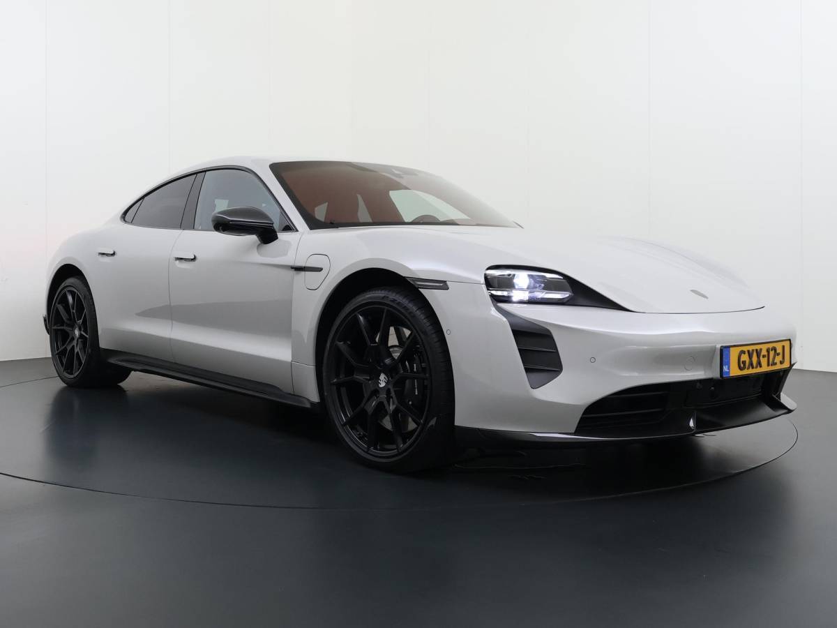 Porsche Taycan Porsche Taycan Turbo 93 kWh SOH 91% | SPORT CHRONO | HEAD-UP | CARBON PAKKET | ALCANTARA STOELEN + HEMEL | DUAL SCHERM | PSCB KERAMISCH GECOATE REMMEN | BURMESTER PREMIUM AUDIO | STOELVERWARMING + STUURWIELVERWARMING | STOELVENTILATIE | MEMORY SEATS | PORSCHE DEALER ONDERHOUDEN | 360° CAMERA | VERKEERT IN NIEUWSTAAT | ALL-IN PRIJS | 12 MAANDEN BOVAG GARANTIE