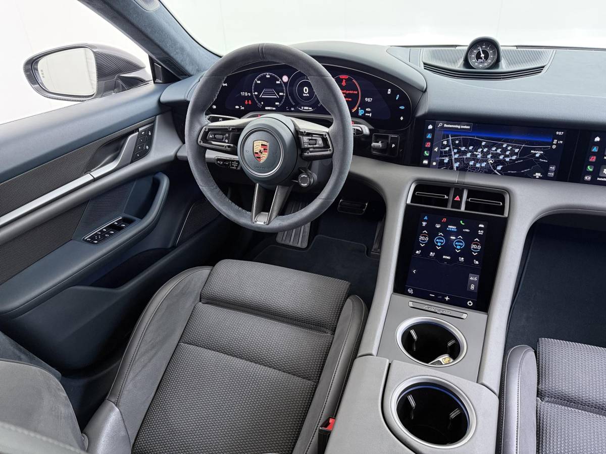 Porsche Taycan Porsche Taycan Turbo 93 kWh SOH 91% | SPORT CHRONO | HEAD-UP | CARBON PAKKET | ALCANTARA STOELEN + HEMEL | DUAL SCHERM | PSCB KERAMISCH GECOATE REMMEN | BURMESTER PREMIUM AUDIO | STOELVERWARMING + STUURWIELVERWARMING | STOELVENTILATIE | MEMORY SEATS | PORSCHE DEALER ONDERHOUDEN | 360° CAMERA | VERKEERT IN NIEUWSTAAT | ALL-IN PRIJS | 12 MAANDEN BOVAG GARANTIE
