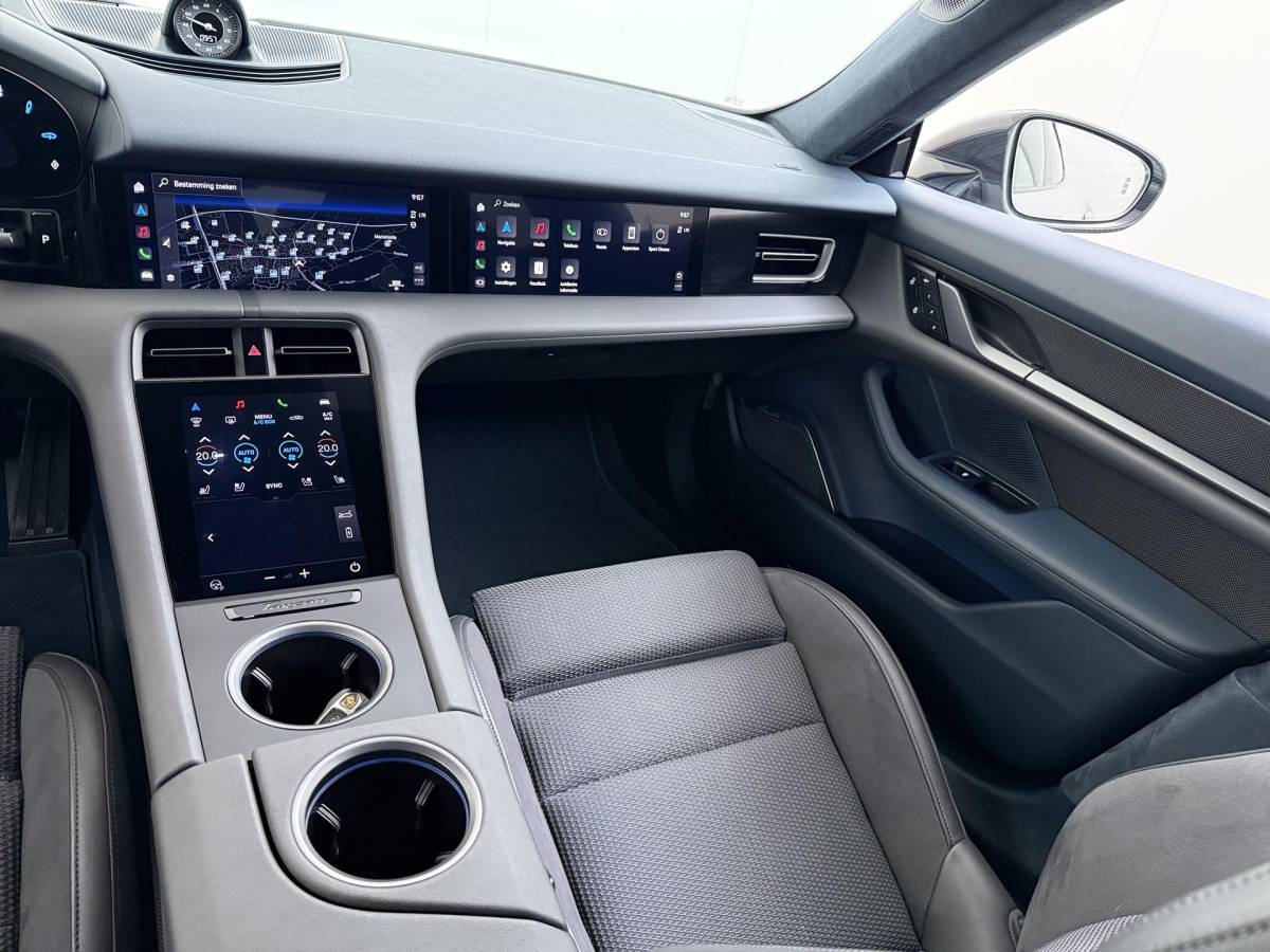 Porsche Taycan Porsche Taycan Turbo 93 kWh SOH 91% | SPORT CHRONO | HEAD-UP | CARBON PAKKET | ALCANTARA STOELEN + HEMEL | DUAL SCHERM | PSCB KERAMISCH GECOATE REMMEN | BURMESTER PREMIUM AUDIO | STOELVERWARMING + STUURWIELVERWARMING | STOELVENTILATIE | MEMORY SEATS | PORSCHE DEALER ONDERHOUDEN | 360° CAMERA | VERKEERT IN NIEUWSTAAT | ALL-IN PRIJS | 12 MAANDEN BOVAG GARANTIE