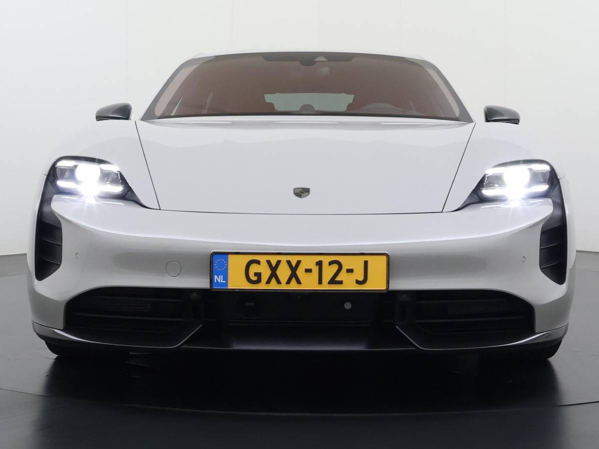 Porsche Taycan Porsche Taycan Turbo 93 kWh SOH 91% | SPORT CHRONO | HEAD-UP | CARBON PAKKET | ALCANTARA STOELEN + HEMEL | DUAL SCHERM | PSCB KERAMISCH GECOATE REMMEN | BURMESTER PREMIUM AUDIO | STOELVERWARMING + STUURWIELVERWARMING | STOELVENTILATIE | MEMORY SEATS | PORSCHE DEALER ONDERHOUDEN | 360° CAMERA | VERKEERT IN NIEUWSTAAT | ALL-IN PRIJS | 12 MAANDEN BOVAG GARANTIE