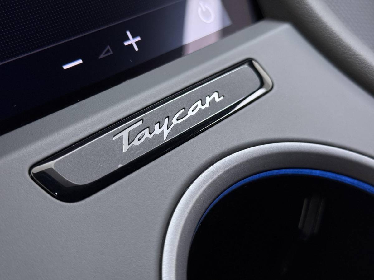 Porsche Taycan Porsche Taycan Turbo 93 kWh SOH 91% | SPORT CHRONO | HEAD-UP | CARBON PAKKET | ALCANTARA STOELEN + HEMEL | DUAL SCHERM | PSCB KERAMISCH GECOATE REMMEN | BURMESTER PREMIUM AUDIO | STOELVERWARMING + STUURWIELVERWARMING | STOELVENTILATIE | MEMORY SEATS | PORSCHE DEALER ONDERHOUDEN | 360° CAMERA | VERKEERT IN NIEUWSTAAT | ALL-IN PRIJS | 12 MAANDEN BOVAG GARANTIE