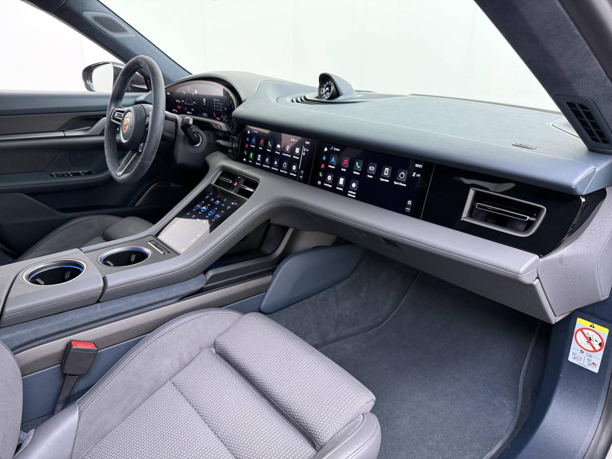 Porsche Taycan Porsche Taycan Turbo 93 kWh SOH 91% | SPORT CHRONO | HEAD-UP | CARBON PAKKET | ALCANTARA STOELEN + HEMEL | DUAL SCHERM | PSCB KERAMISCH GECOATE REMMEN | BURMESTER PREMIUM AUDIO | STOELVERWARMING + STUURWIELVERWARMING | STOELVENTILATIE | MEMORY SEATS | PORSCHE DEALER ONDERHOUDEN | 360° CAMERA | VERKEERT IN NIEUWSTAAT | ALL-IN PRIJS | 12 MAANDEN BOVAG GARANTIE