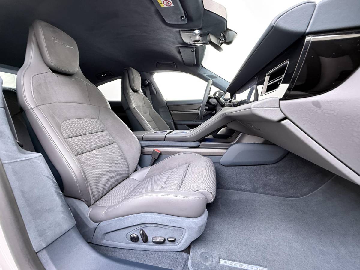 Porsche Taycan Porsche Taycan Turbo 93 kWh SOH 91% | SPORT CHRONO | HEAD-UP | CARBON PAKKET | ALCANTARA STOELEN + HEMEL | DUAL SCHERM | PSCB KERAMISCH GECOATE REMMEN | BURMESTER PREMIUM AUDIO | STOELVERWARMING + STUURWIELVERWARMING | STOELVENTILATIE | MEMORY SEATS | PORSCHE DEALER ONDERHOUDEN | 360° CAMERA | VERKEERT IN NIEUWSTAAT | ALL-IN PRIJS | 12 MAANDEN BOVAG GARANTIE