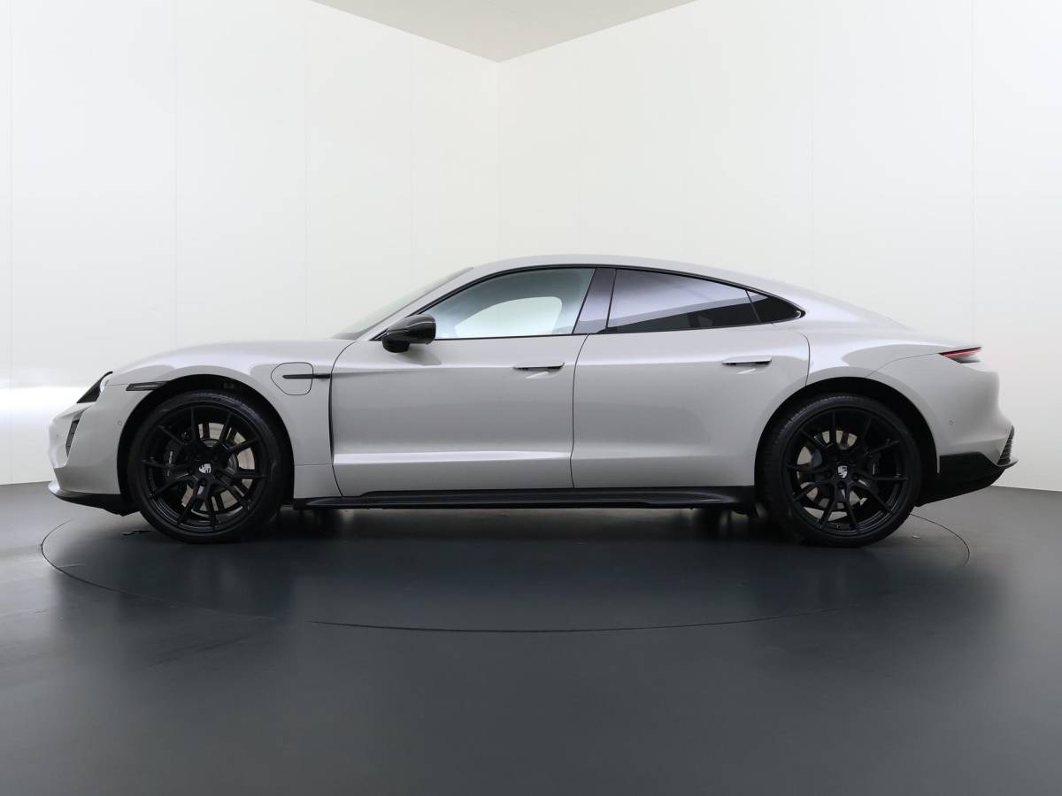 Porsche Taycan Porsche Taycan Turbo 93 kWh SOH 91% | SPORT CHRONO | HEAD-UP | CARBON PAKKET | ALCANTARA STOELEN + HEMEL | DUAL SCHERM | PSCB KERAMISCH GECOATE REMMEN | BURMESTER PREMIUM AUDIO | STOELVERWARMING + STUURWIELVERWARMING | STOELVENTILATIE | MEMORY SEATS | PORSCHE DEALER ONDERHOUDEN | 360° CAMERA | VERKEERT IN NIEUWSTAAT | ALL-IN PRIJS | 12 MAANDEN BOVAG GARANTIE