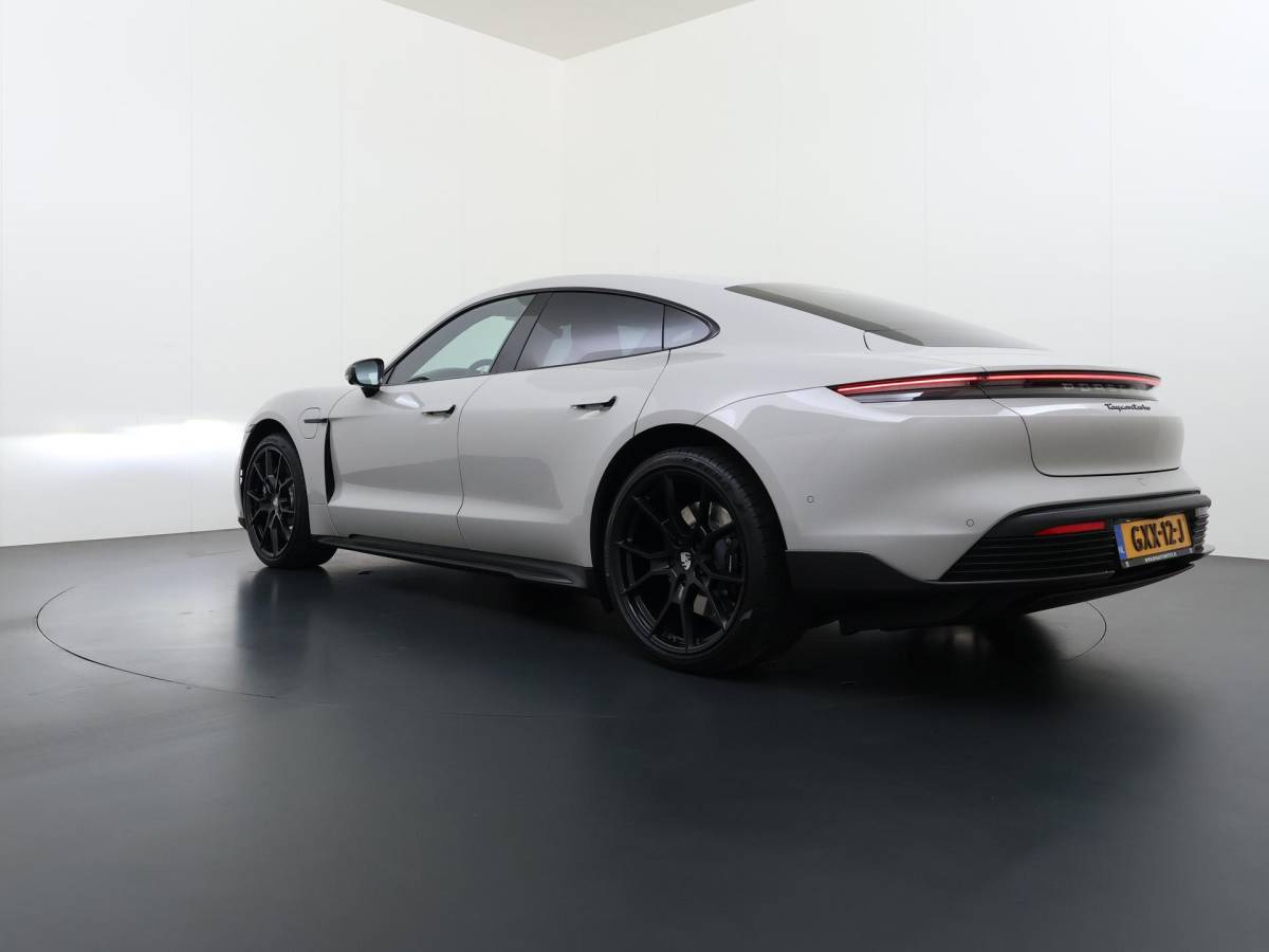 Porsche Taycan Porsche Taycan Turbo 93 kWh SOH 91% | SPORT CHRONO | HEAD-UP | CARBON PAKKET | ALCANTARA STOELEN + HEMEL | DUAL SCHERM | PSCB KERAMISCH GECOATE REMMEN | BURMESTER PREMIUM AUDIO | STOELVERWARMING + STUURWIELVERWARMING | STOELVENTILATIE | MEMORY SEATS | PORSCHE DEALER ONDERHOUDEN | 360° CAMERA | VERKEERT IN NIEUWSTAAT | ALL-IN PRIJS | 12 MAANDEN BOVAG GARANTIE