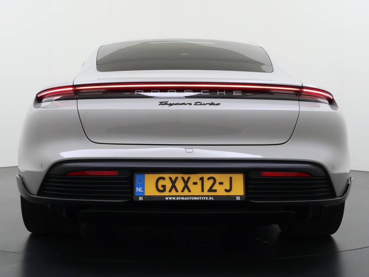 Porsche Taycan Porsche Taycan Turbo 93 kWh SOH 91% | SPORT CHRONO | HEAD-UP | CARBON PAKKET | ALCANTARA STOELEN + HEMEL | DUAL SCHERM | PSCB KERAMISCH GECOATE REMMEN | BURMESTER PREMIUM AUDIO | STOELVERWARMING + STUURWIELVERWARMING | STOELVENTILATIE | MEMORY SEATS | PORSCHE DEALER ONDERHOUDEN | 360° CAMERA | VERKEERT IN NIEUWSTAAT | ALL-IN PRIJS | 12 MAANDEN BOVAG GARANTIE