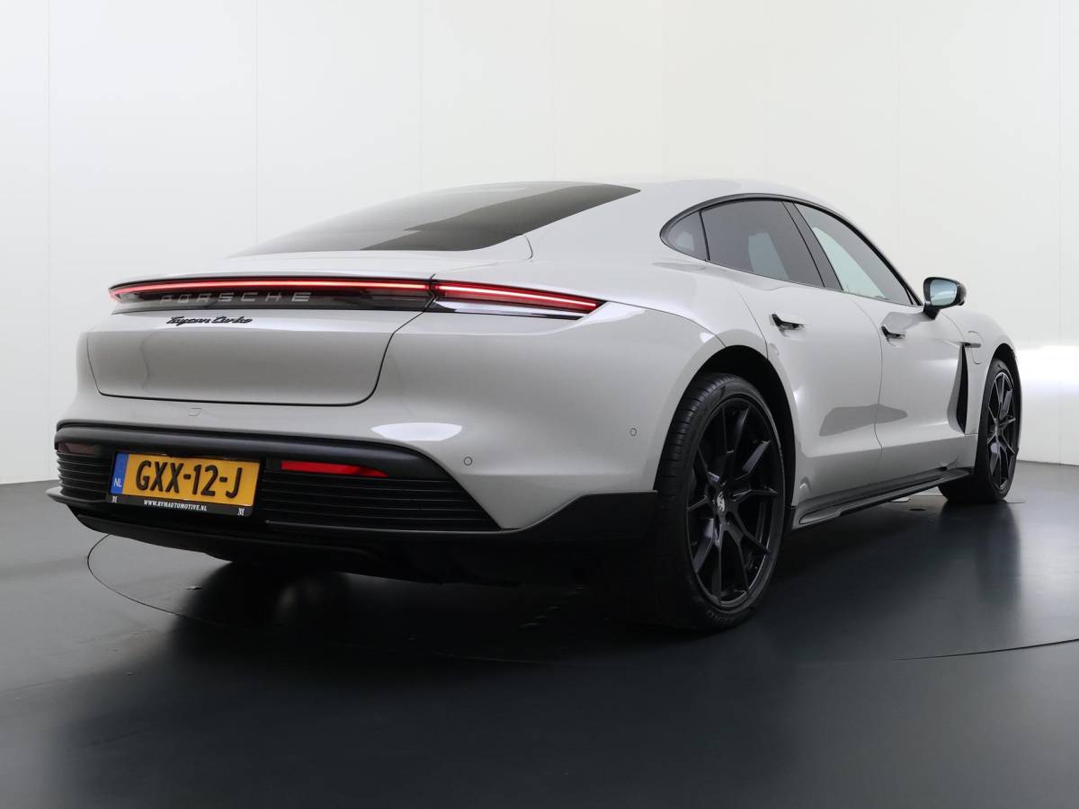 Porsche Taycan Porsche Taycan Turbo 93 kWh SOH 91% | SPORT CHRONO | HEAD-UP | CARBON PAKKET | ALCANTARA STOELEN + HEMEL | DUAL SCHERM | PSCB KERAMISCH GECOATE REMMEN | BURMESTER PREMIUM AUDIO | STOELVERWARMING + STUURWIELVERWARMING | STOELVENTILATIE | MEMORY SEATS | PORSCHE DEALER ONDERHOUDEN | 360° CAMERA | VERKEERT IN NIEUWSTAAT | ALL-IN PRIJS | 12 MAANDEN BOVAG GARANTIE
