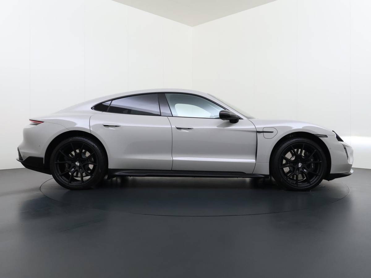 Porsche Taycan Porsche Taycan Turbo 93 kWh SOH 91% | SPORT CHRONO | HEAD-UP | CARBON PAKKET | ALCANTARA STOELEN + HEMEL | DUAL SCHERM | PSCB KERAMISCH GECOATE REMMEN | BURMESTER PREMIUM AUDIO | STOELVERWARMING + STUURWIELVERWARMING | STOELVENTILATIE | MEMORY SEATS | PORSCHE DEALER ONDERHOUDEN | 360° CAMERA | VERKEERT IN NIEUWSTAAT | ALL-IN PRIJS | 12 MAANDEN BOVAG GARANTIE