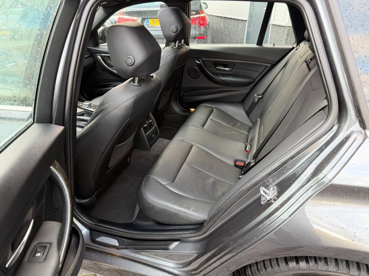 BMW 3 Serie BMW 3-serie Touring 328i High Executive Panoramadak sportstoelen 245 PK