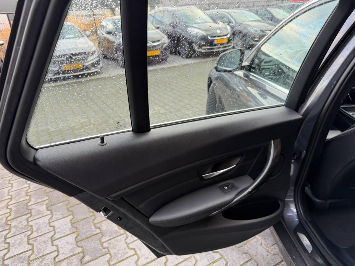BMW 3 Serie BMW 3-serie Touring 328i High Executive Panoramadak sportstoelen 245 PK