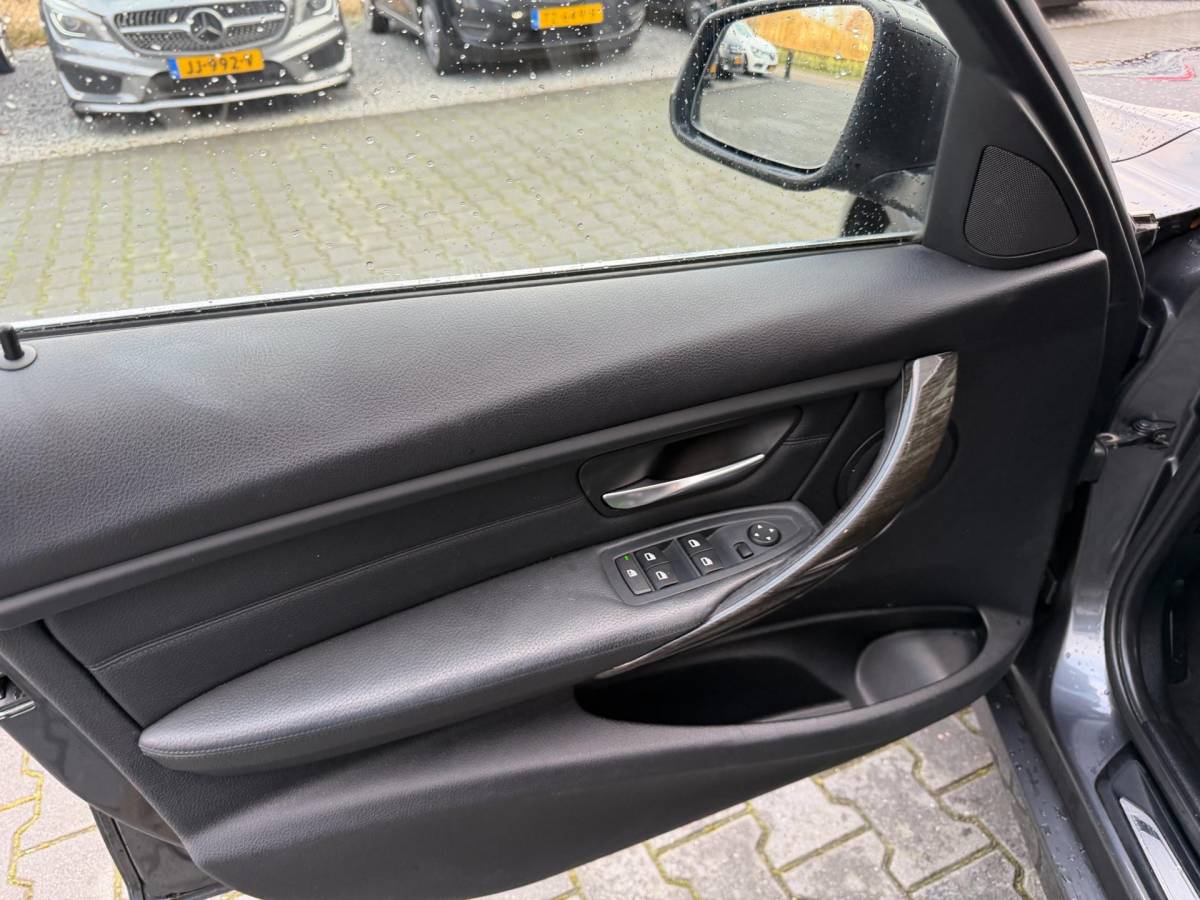 BMW 3 Serie BMW 3-serie Touring 328i High Executive Panoramadak sportstoelen 245 PK