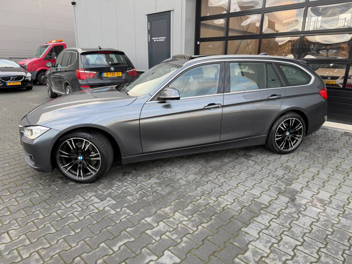 BMW 3 Serie BMW 3-serie Touring 328i High Executive Panoramadak sportstoelen 245 PK