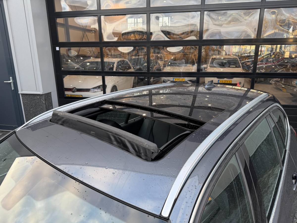 BMW 3 Serie BMW 3-serie Touring 328i High Executive Panoramadak sportstoelen 245 PK