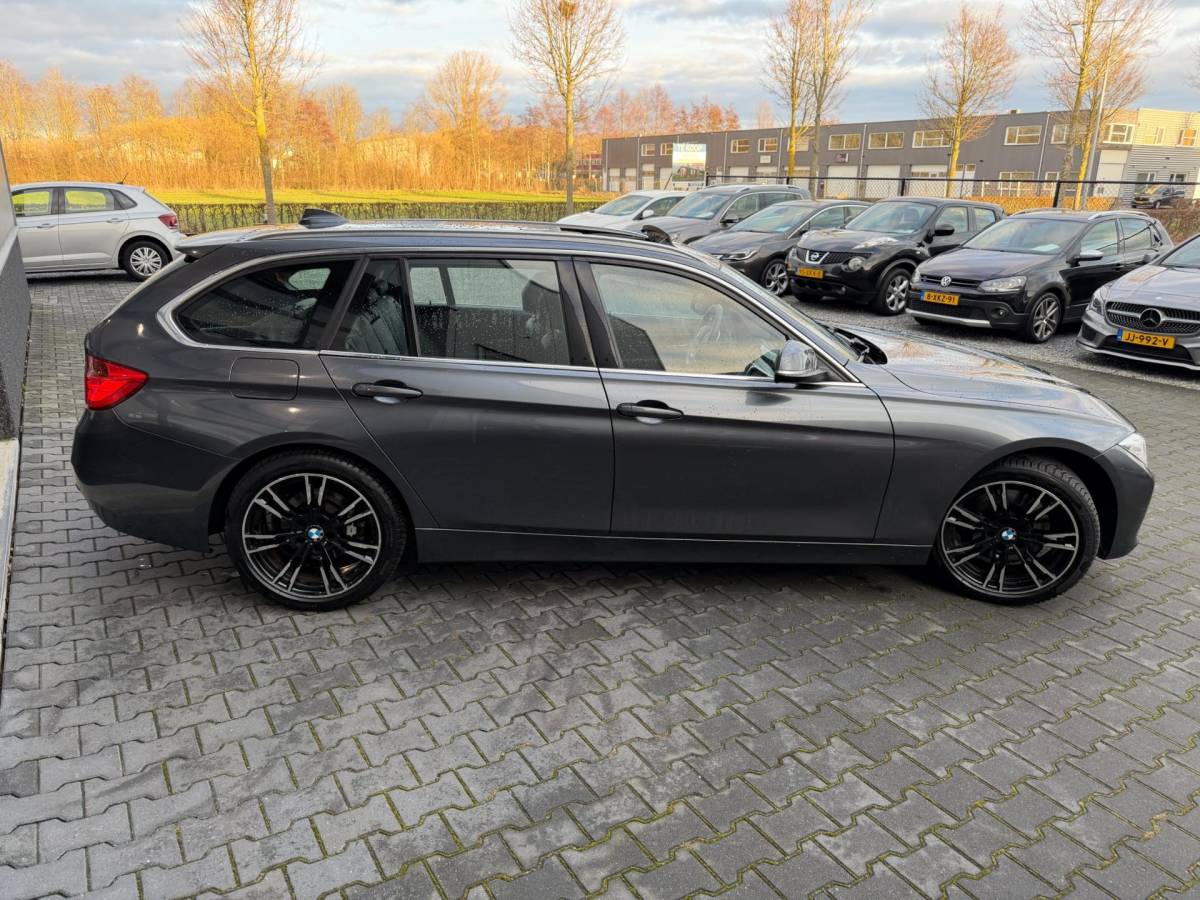 BMW 3 Serie BMW 3-serie Touring 328i High Executive Panoramadak sportstoelen 245 PK