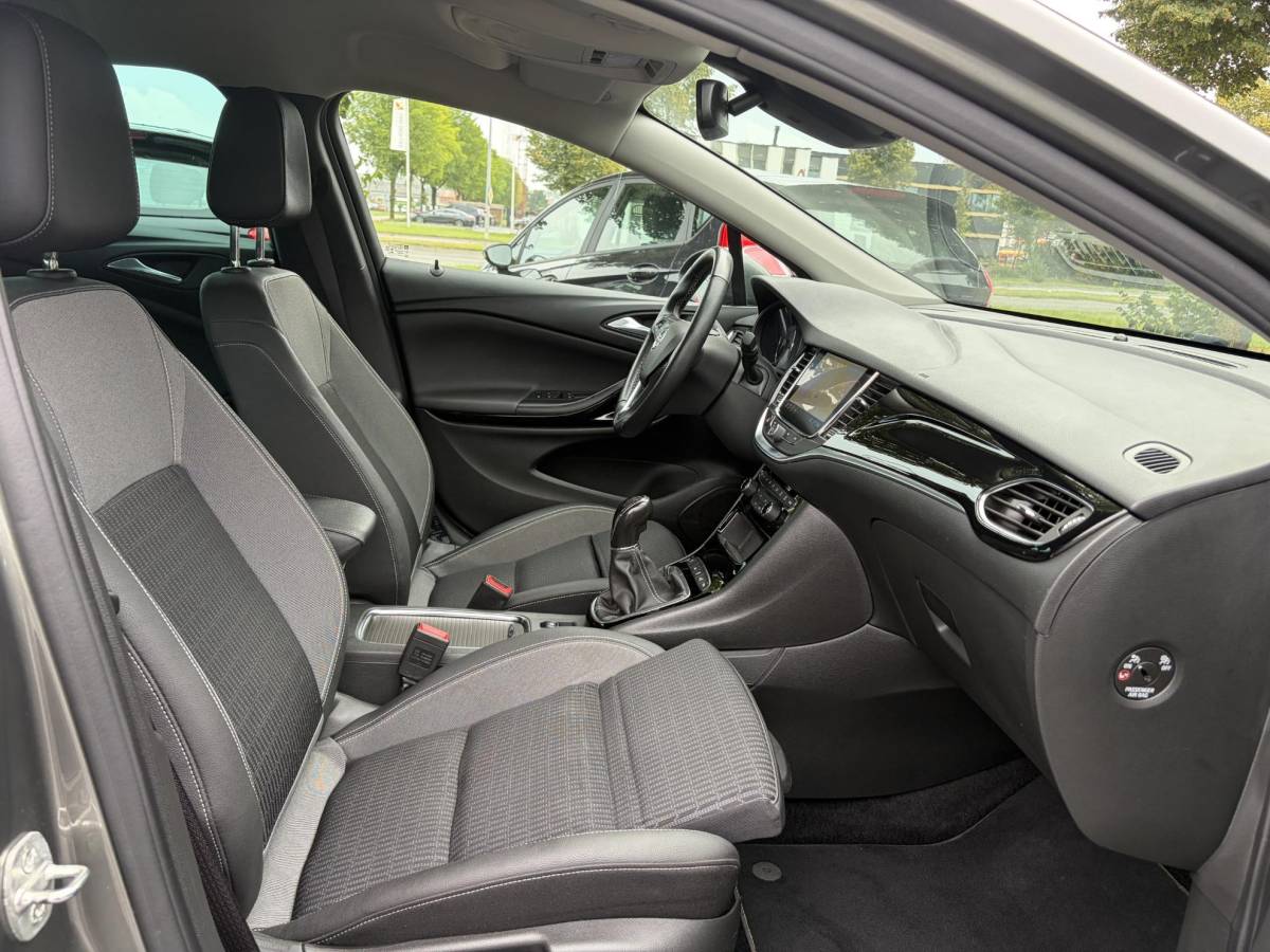Opel Astra Opel Astra Sports Tourer 1.2 Elegance ✓131pk✓2e Eigenaar✓Camera✓Carplay✓6 Bak✓Stoelverw✓Stuurverw✓Pdc V+A✓Recent beurt gehad✓Clima✓Cruise✓Halfleder✓Keyless✓N.A.P✓Lm velgen✓Rijstrooksensor✓Apk tot 09-2028
