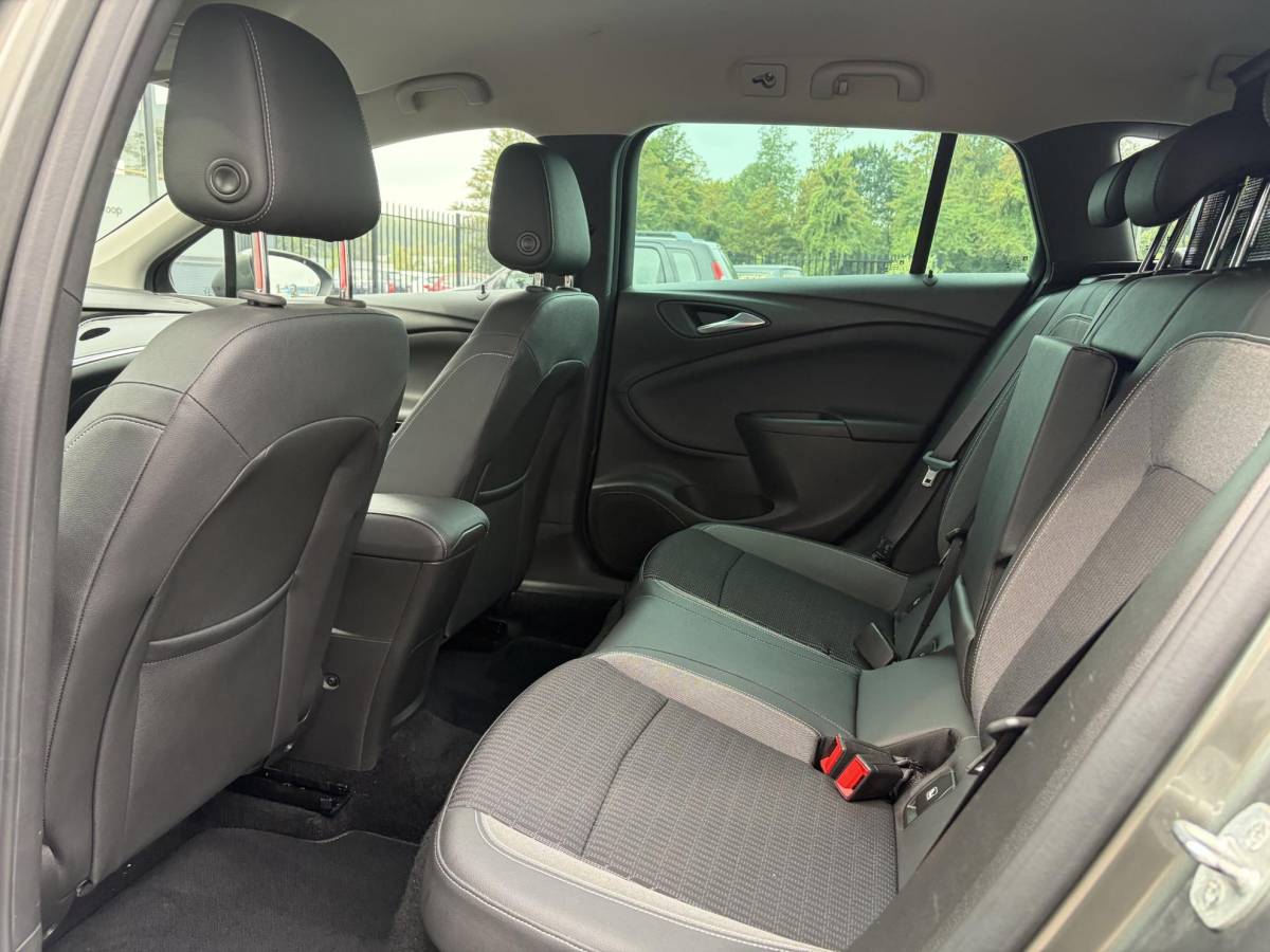 Opel Astra Opel Astra Sports Tourer 1.2 Elegance ✓131pk✓2e Eigenaar✓Camera✓Carplay✓6 Bak✓Stoelverw✓Stuurverw✓Pdc V+A✓Recent beurt gehad✓Clima✓Cruise✓Halfleder✓Keyless✓N.A.P✓Lm velgen✓Rijstrooksensor✓Apk tot 09-2028
