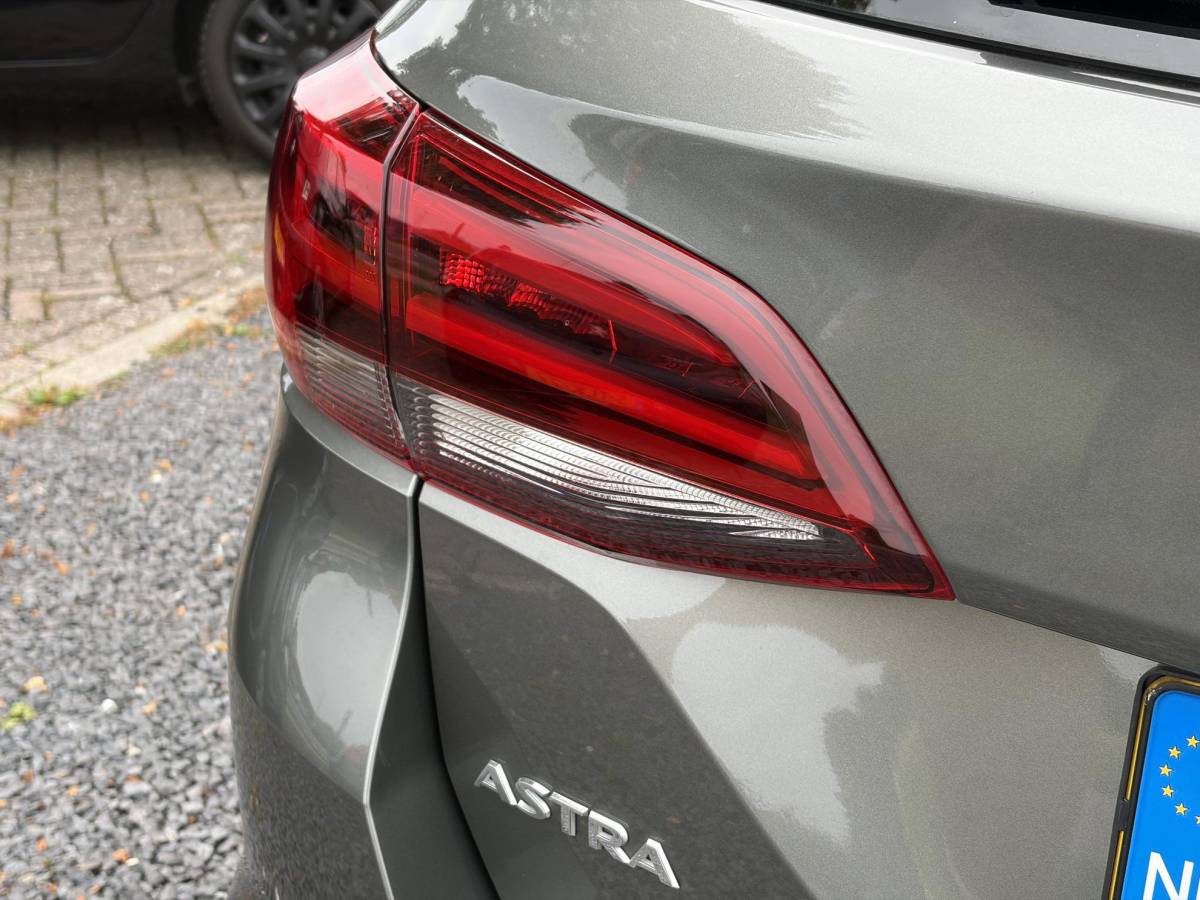 Opel Astra Opel Astra Sports Tourer 1.2 Elegance ✓131pk✓2e Eigenaar✓Camera✓Carplay✓6 Bak✓Stoelverw✓Stuurverw✓Pdc V+A✓Recent beurt gehad✓Clima✓Cruise✓Halfleder✓Keyless✓N.A.P✓Lm velgen✓Rijstrooksensor✓Apk tot 09-2028