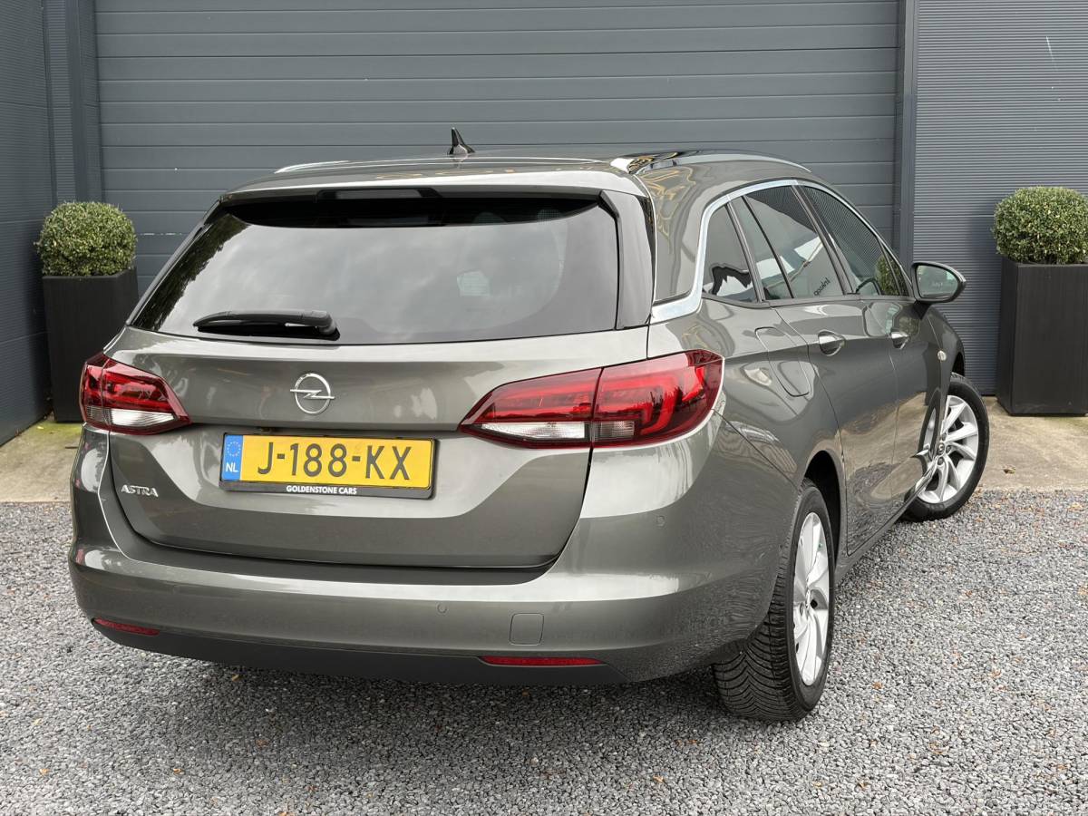 Opel Astra Opel Astra Sports Tourer 1.2 Elegance ✓131pk✓2e Eigenaar✓Camera✓Carplay✓6 Bak✓Stoelverw✓Stuurverw✓Pdc V+A✓Recent beurt gehad✓Clima✓Cruise✓Halfleder✓Keyless✓N.A.P✓Lm velgen✓Rijstrooksensor✓Apk tot 09-2028