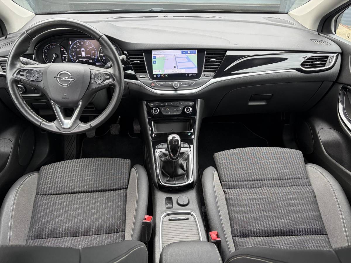 Opel Astra Opel Astra Sports Tourer 1.2 Elegance ✓131pk✓2e Eigenaar✓Camera✓Carplay✓6 Bak✓Stoelverw✓Stuurverw✓Pdc V+A✓Recent beurt gehad✓Clima✓Cruise✓Halfleder✓Keyless✓N.A.P✓Lm velgen✓Rijstrooksensor✓Apk tot 09-2028