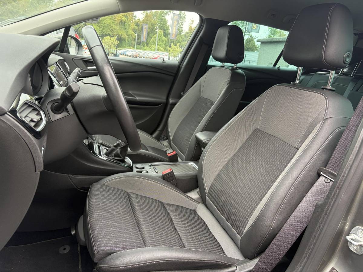 Opel Astra Opel Astra Sports Tourer 1.2 Elegance ✓131pk✓2e Eigenaar✓Camera✓Carplay✓6 Bak✓Stoelverw✓Stuurverw✓Pdc V+A✓Recent beurt gehad✓Clima✓Cruise✓Halfleder✓Keyless✓N.A.P✓Lm velgen✓Rijstrooksensor✓Apk tot 09-2028
