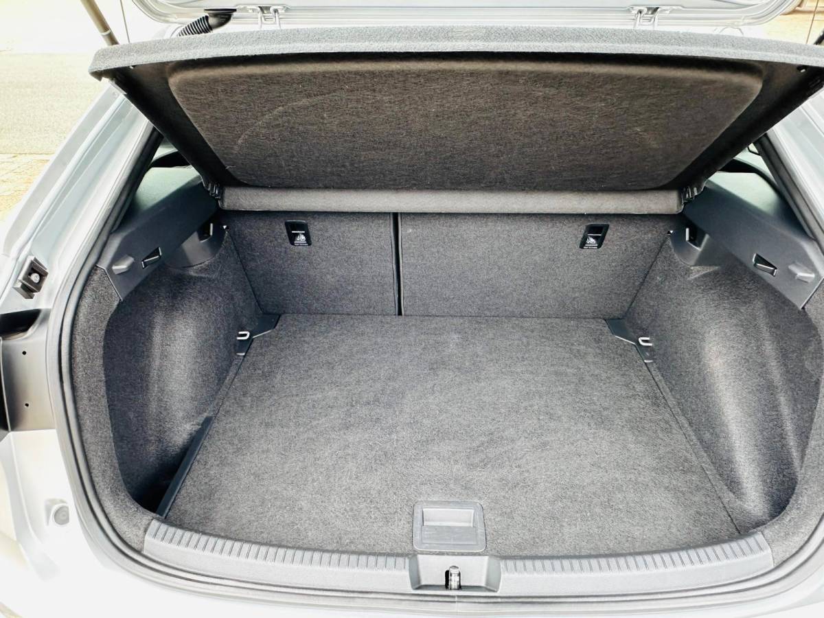 Volkswagen Taigo Volkswagen Taigo 1.5 TSI 3X R-Line Business IQ-Lights Panoramadak! Stoelverwarm! 150PK! Dealer onderh!