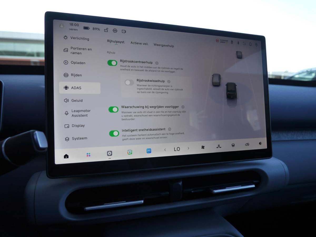 Leapmotor B03X Leapmotor B03X ProMax Design 53 kWh | Binnenkort leverbaar in deze kleur | Hoge zit | Carplay | Camera | Navigatie | 18inch velgen | Parkeersensoren | LED Lampen |