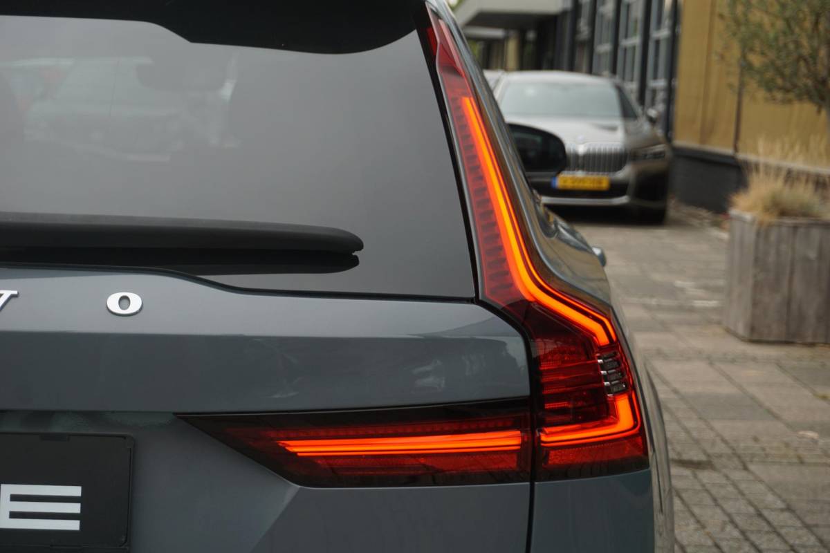 Volvo V90 Volvo V90 2.0 T6 AWD R-Design | Ultra Dark | Pano | trekhaak | ACC