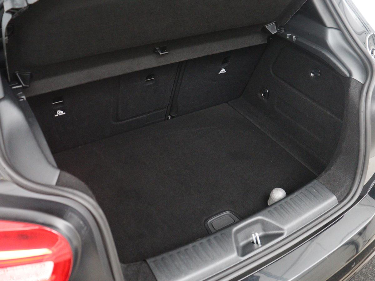 Mercedes-Benz A-Klasse Mercedes-Benz A-klasse 180 Business Solution AMG | Leder/alcantara | Stoelverwarming | Cruise control | Navigatie | Bluetooth | Camera | Park assist | Trekhaak