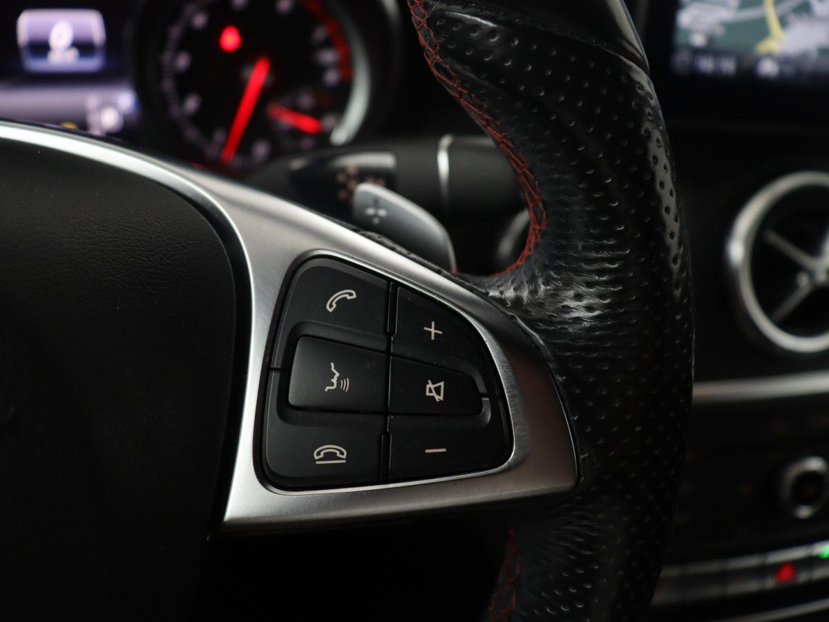 Mercedes-Benz A-Klasse Mercedes-Benz A-klasse 180 Business Solution AMG | Leder/alcantara | Stoelverwarming | Cruise control | Navigatie | Bluetooth | Camera | Park assist | Trekhaak