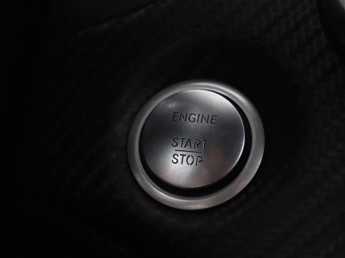 Mercedes-Benz A-Klasse Mercedes-Benz A-klasse 180 Business Solution AMG | Leder/alcantara | Stoelverwarming | Cruise control | Navigatie | Bluetooth | Camera | Park assist | Trekhaak
