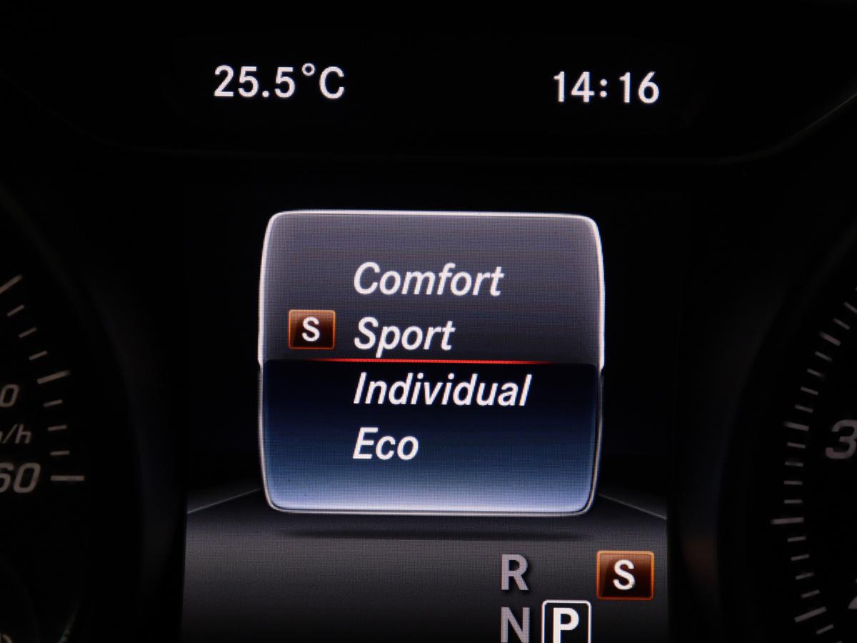 Mercedes-Benz A-Klasse Mercedes-Benz A-klasse 180 Business Solution AMG | Leder/alcantara | Stoelverwarming | Cruise control | Navigatie | Bluetooth | Camera | Park assist | Trekhaak