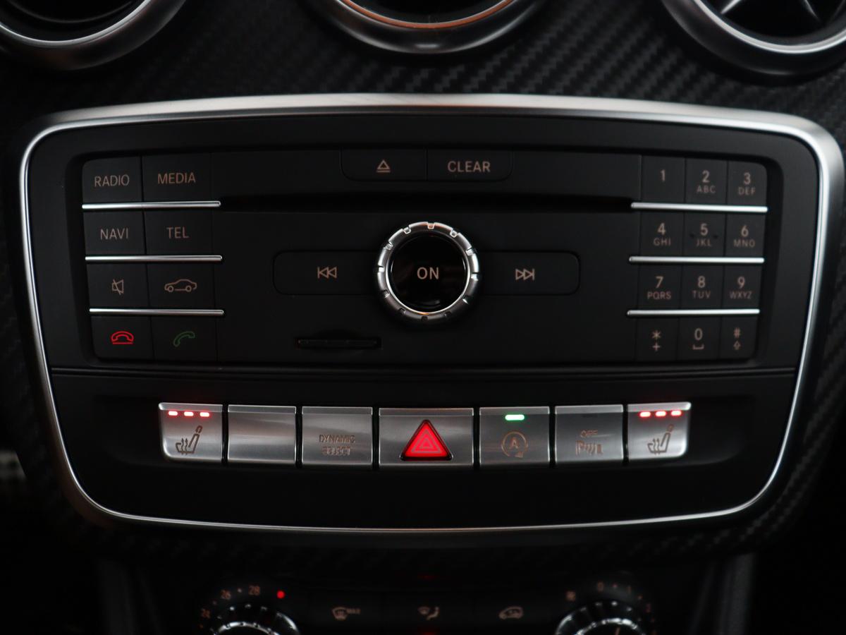 Mercedes-Benz A-Klasse Mercedes-Benz A-klasse 180 Business Solution AMG | Leder/alcantara | Stoelverwarming | Cruise control | Navigatie | Bluetooth | Camera | Park assist | Trekhaak