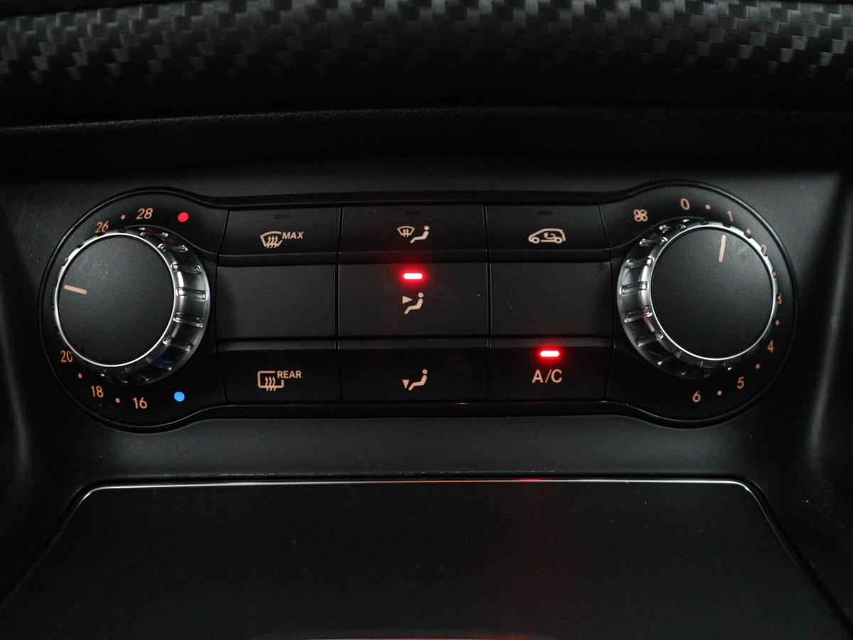 Mercedes-Benz A-Klasse Mercedes-Benz A-klasse 180 Business Solution AMG | Leder/alcantara | Stoelverwarming | Cruise control | Navigatie | Bluetooth | Camera | Park assist | Trekhaak