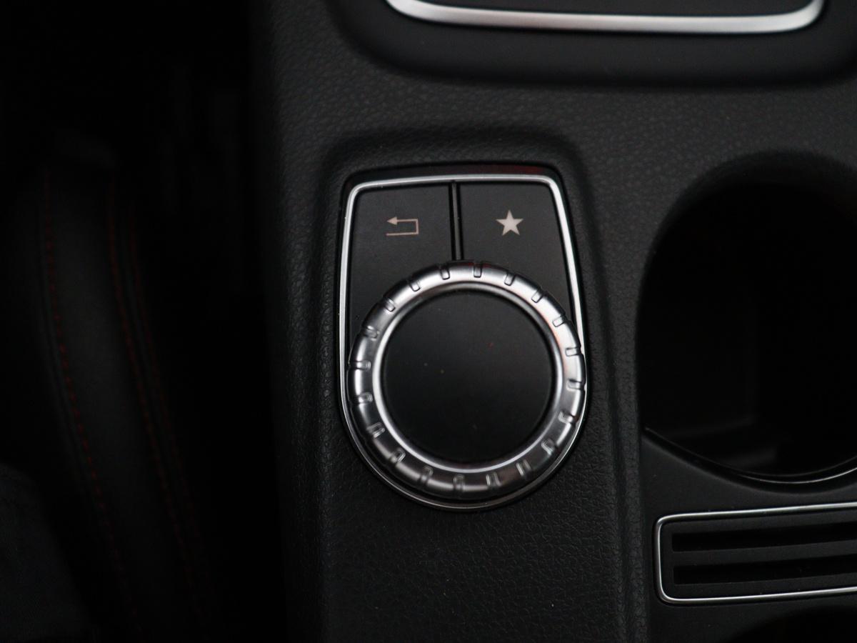 Mercedes-Benz A-Klasse Mercedes-Benz A-klasse 180 Business Solution AMG | Leder/alcantara | Stoelverwarming | Cruise control | Navigatie | Bluetooth | Camera | Park assist | Trekhaak