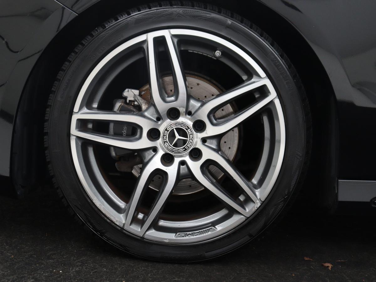 Mercedes-Benz A-Klasse Mercedes-Benz A-klasse 180 Business Solution AMG | Leder/alcantara | Stoelverwarming | Cruise control | Navigatie | Bluetooth | Camera | Park assist | Trekhaak