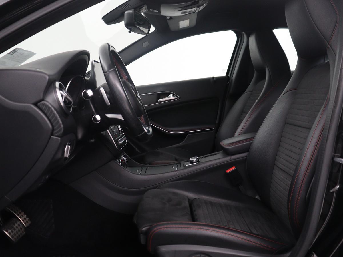 Mercedes-Benz A-Klasse Mercedes-Benz A-klasse 180 Business Solution AMG | Leder/alcantara | Stoelverwarming | Cruise control | Navigatie | Bluetooth | Camera | Park assist | Trekhaak