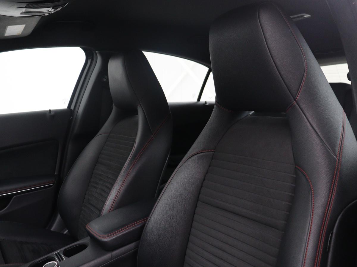 Mercedes-Benz A-Klasse Mercedes-Benz A-klasse 180 Business Solution AMG | Leder/alcantara | Stoelverwarming | Cruise control | Navigatie | Bluetooth | Camera | Park assist | Trekhaak