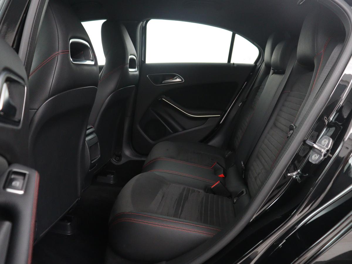 Mercedes-Benz A-Klasse Mercedes-Benz A-klasse 180 Business Solution AMG | Leder/alcantara | Stoelverwarming | Cruise control | Navigatie | Bluetooth | Camera | Park assist | Trekhaak