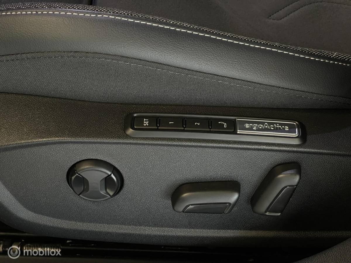 Volkswagen Golf Volkswagen Golf Style eHybrid | Pano | Head-Up | Massage | Trekhaak | Fabrieksgarantie 2030