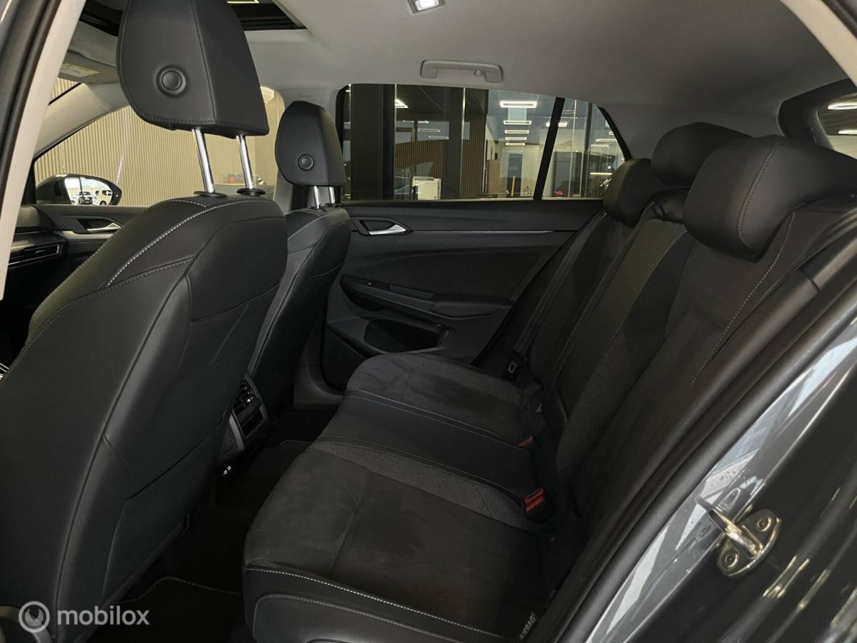 Volkswagen Golf Volkswagen Golf Style eHybrid | Pano | Head-Up | Massage | Trekhaak | Fabrieksgarantie 2030