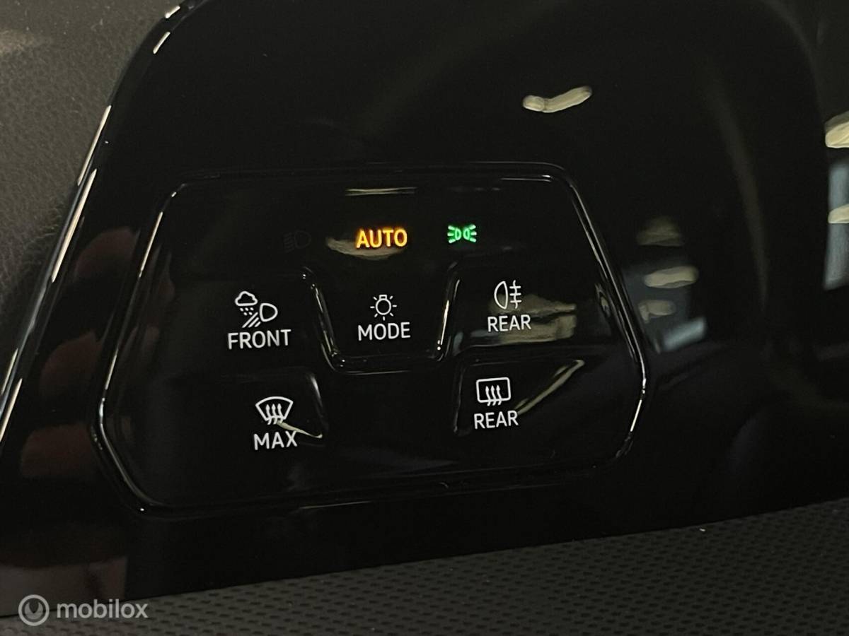 Volkswagen Golf Volkswagen Golf Style eHybrid | Pano | Head-Up | Massage | Trekhaak | Fabrieksgarantie 2030