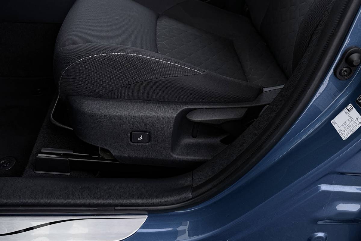 Toyota Corolla Touring Sports Toyota Corolla Touring Sports 1.8 Hybrid Business Plus | Org NL | Trekhaak | Camera | CarPlay | Stoelverwarming |