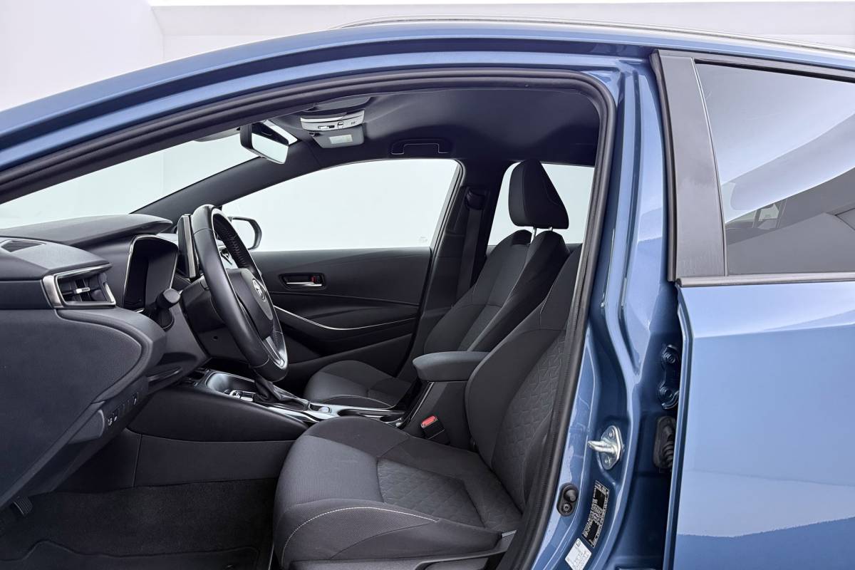 Toyota Corolla Touring Sports Toyota Corolla Touring Sports 1.8 Hybrid Business Plus | Org NL | Trekhaak | Camera | CarPlay | Stoelverwarming |