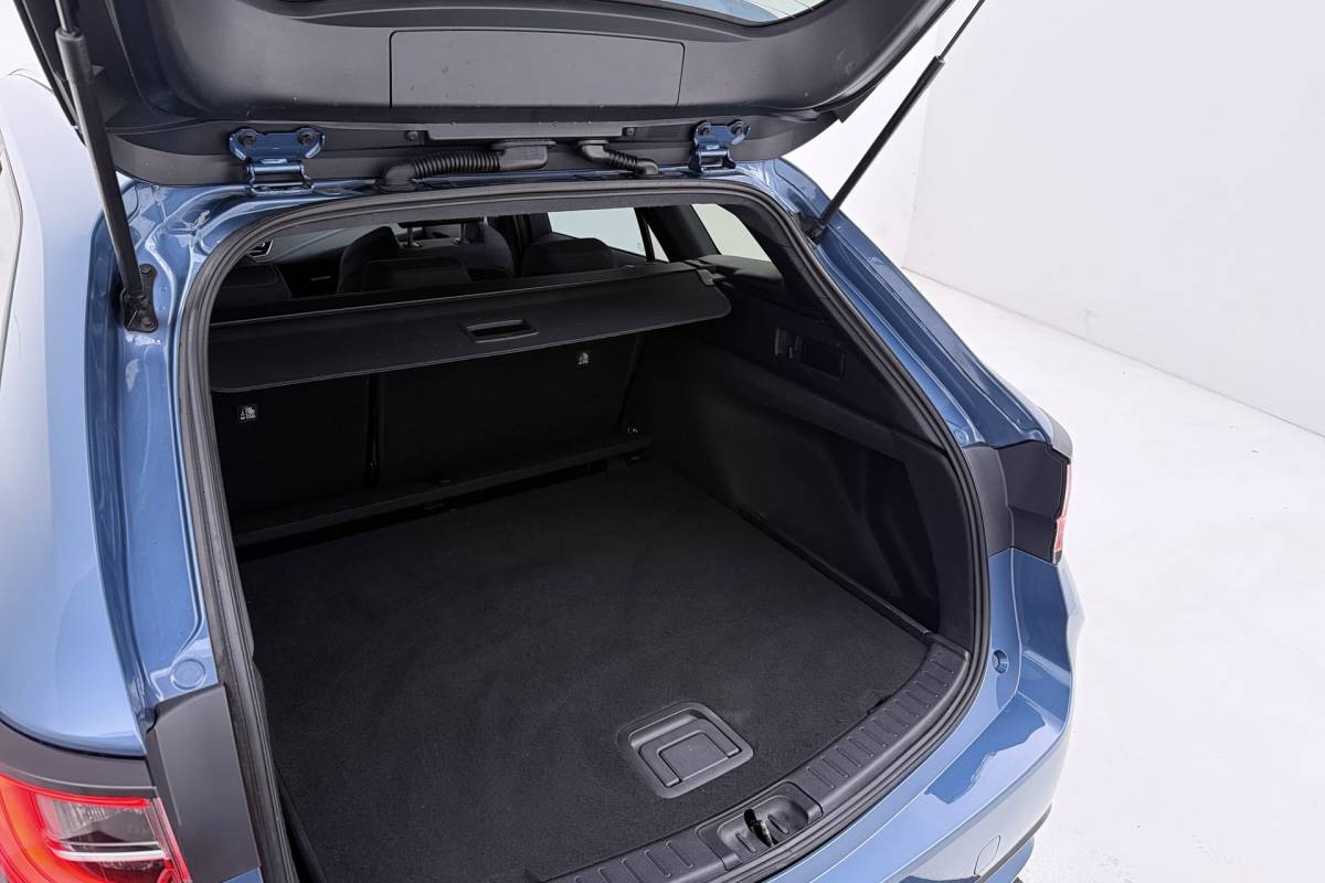 Toyota Corolla Touring Sports Toyota Corolla Touring Sports 1.8 Hybrid Business Plus | Org NL | Trekhaak | Camera | CarPlay | Stoelverwarming |