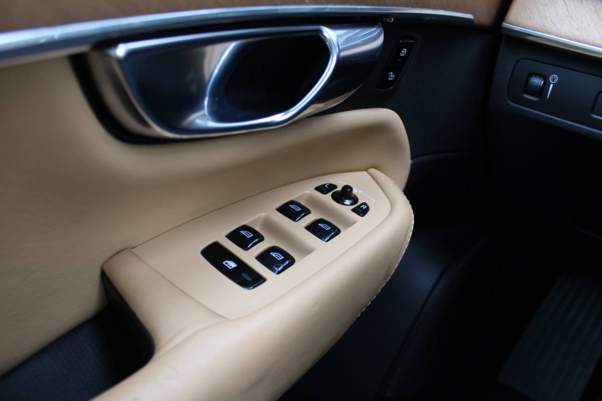 Volvo XC90 Volvo XC90 T5 AWD Inscription 7P. | Trekhaak | Head up | Schuif/kantel dak | Camera achter | Memory seats | Stoel & stuurverwarming | Stoelverkoeling |