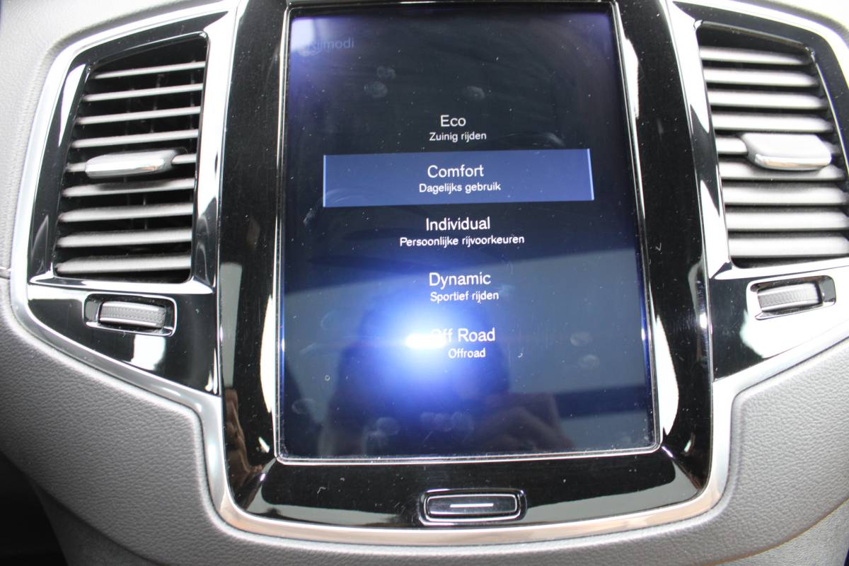 Volvo XC90 Volvo XC90 T5 AWD Inscription 7P. | Trekhaak | Head up | Schuif/kantel dak | Camera achter | Memory seats | Stoel & stuurverwarming | Stoelverkoeling |