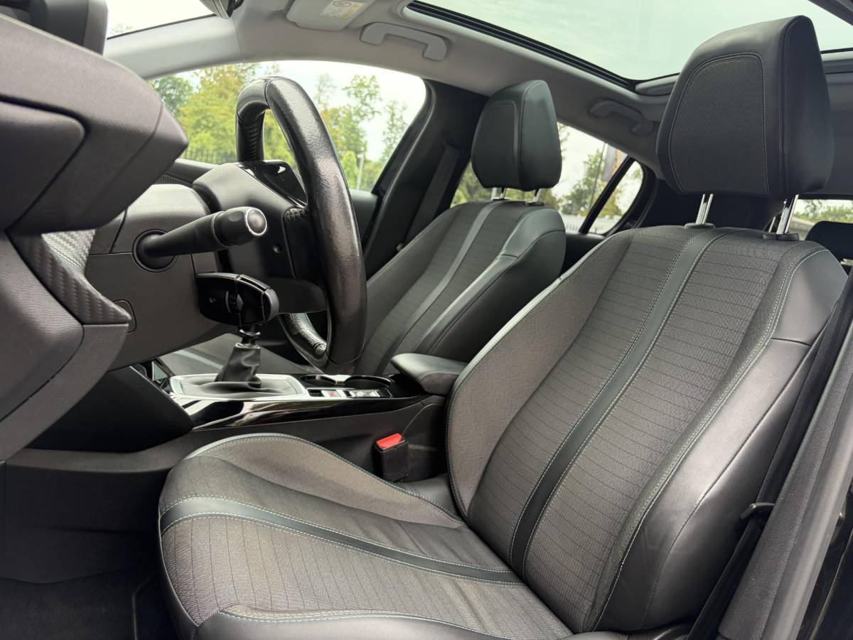 Peugeot 208 Peugeot 208 1.2 PureTech Allure ✓2e Eigenaar✓102pk✓360 ° Camera✓Carplay✓Pano✓Clima✓Cruise✓Lm velgen✓Halfleder✓Pdc V+A✓Recent beurt gehad✓Dealer Onderhouden✓6 Bak✓N.A.P✓Apk tot 07-2028